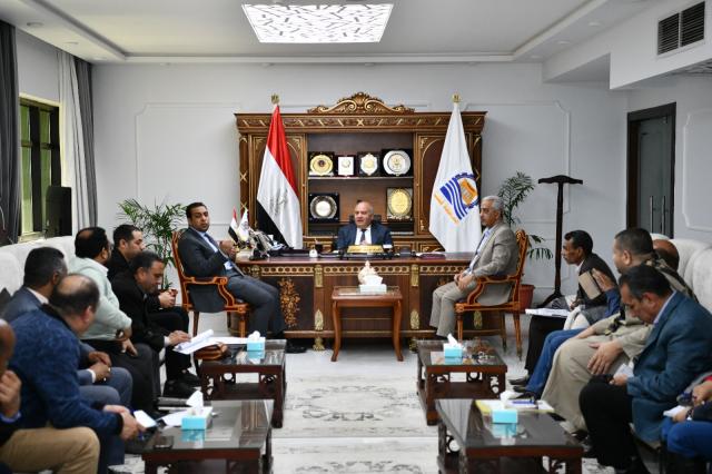محافظ قنا يلتقي عددا من المستثمرين
