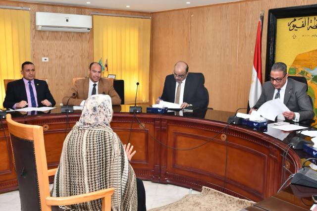 ..محافظ الفيوم يستمع لمشاكل المواطنين