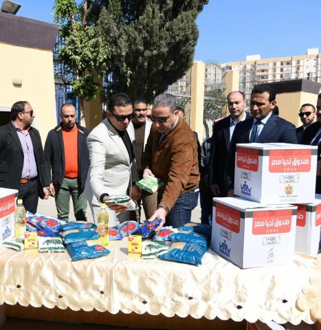 محافظ الفيوم يتفقد قافلة المواد الغذائية