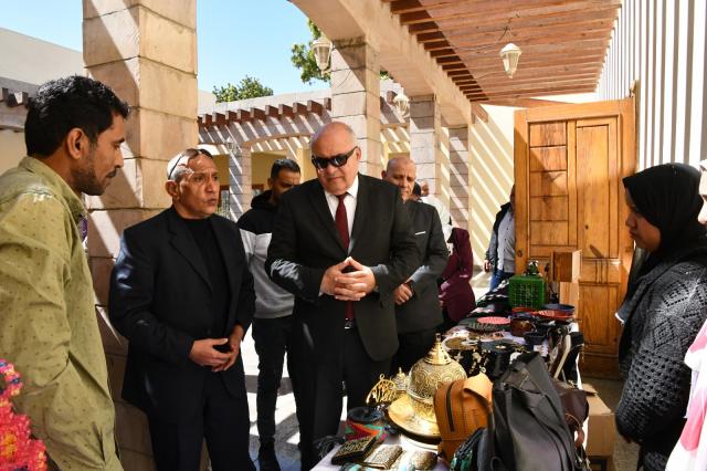 محافظ قنا يفتتح معرض أيادى مصر للصناعات الحرفية