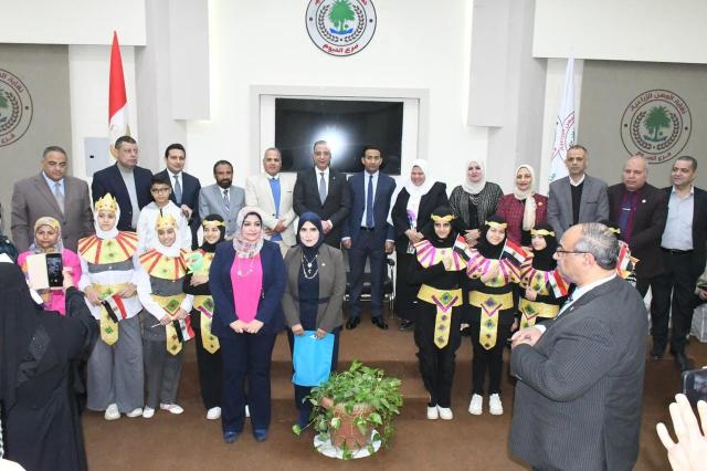 محافظ الفيوم يكرم الطلبة الفائزين