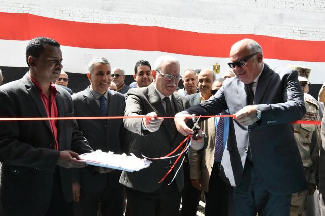 محافظ قنا يفتتح مصنع لتعبئة الاكسجين والنيتروجين