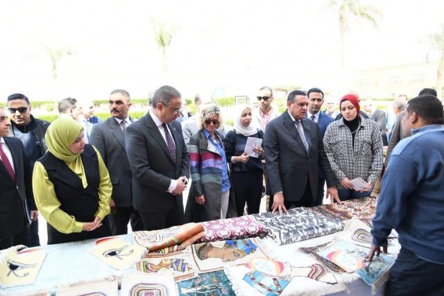 وزير التنمية المحلية ومحافظ الفيوم يتفقدان المعرض