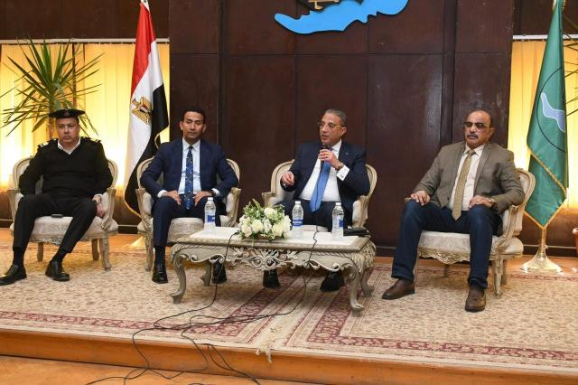 محافظ الفيوم خلال الاجتماع