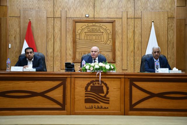 محافظ قنا خلال الاجتماع