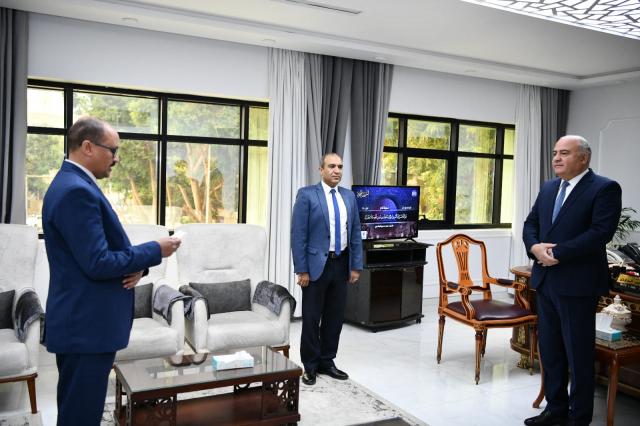 محافظ قنا يشهد مراسم أداء اليمين