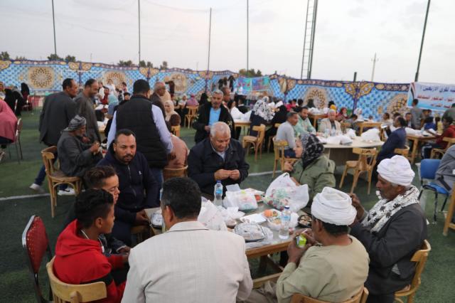 محافظ الوادي الجديد يُشارك أهالي باريس الافطار