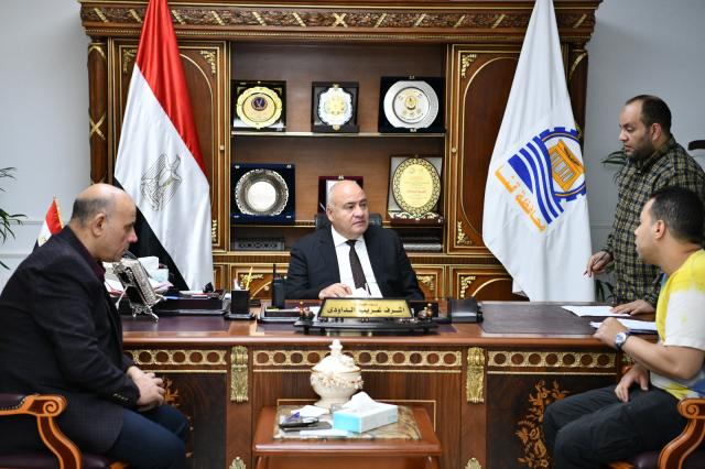 محافظ قنا يواصل استقبال المواطنين
