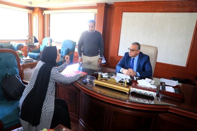 محافظ سوهاج يبحث شكاوي المواطنين