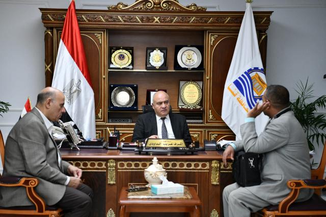 محافظ قنا يواصل استقبال المواطنين