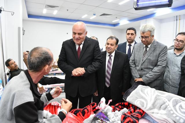 محافظ قنا ورئيس جامعة جنوب الوادي يزوران مصابي غزه