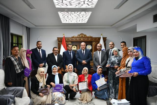 محافظ قنا يكرم طاقم تمريض مستشفى ابوتشت المركزى
