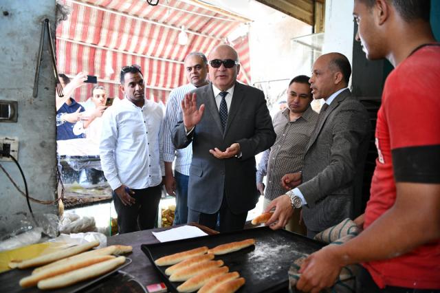 محافظ قنا يفاجئ عددا من المخابز بقوص