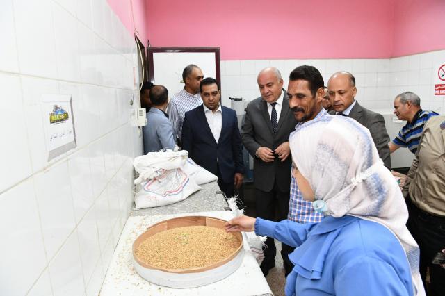 محافظ قنا يتابع توريد محصول القمح