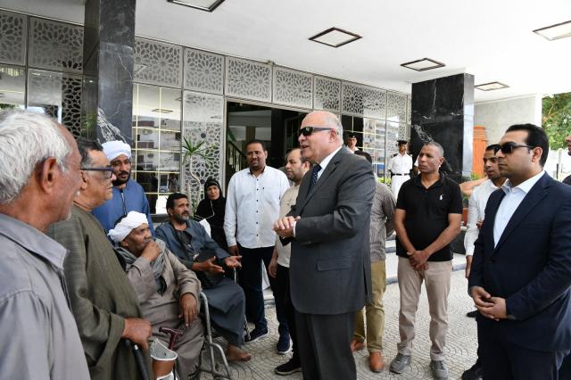 محافظ قنا يستقبل الفوج السادس من ذوى الهمم