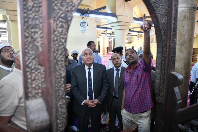 محافظ قنا يزور المسجد العمري