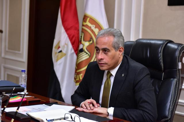 حسن شحاتة، وزير العمل