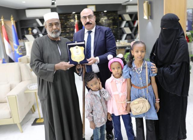 محافظ أسوان يكرم أسرتي عاملين