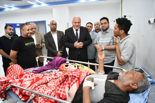 محافظ قنا يطمئن علي الحالة الصحية لفني الكهرباء