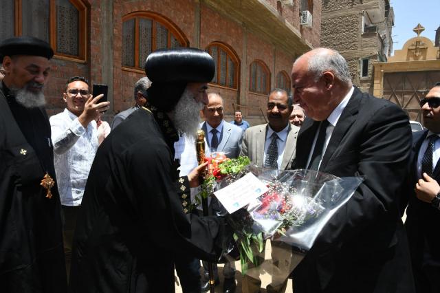 محافظ قنا يهنيء أقباط قوص بعيد القيامة المجيد
