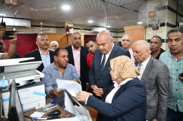 محافظ قنا يتابع بدء استقبال طلبات التصالح