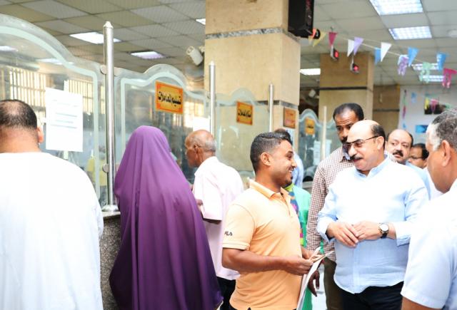 محافظ أسوان يتابع تلقى طلبات التصالح