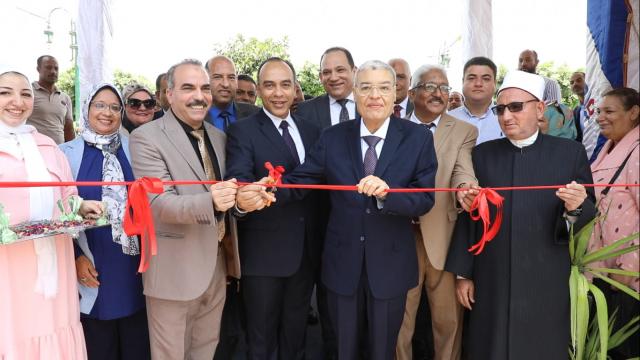 محافظ المنيا يفتتح معرض