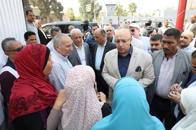 محافظ بني سويف يستمع لطلبات واحتياجات المواطنين