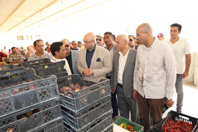 المحافظ يتفقد منفذ بيع منتجات الصوب الزراعية