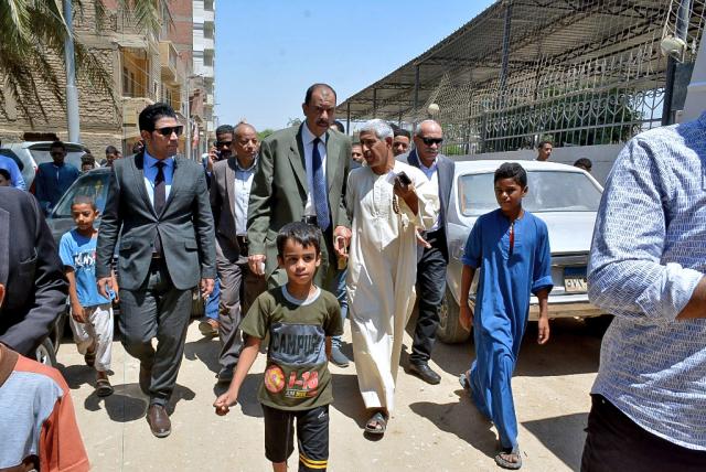 محافظ سوهاج يتفقد مشروعات " حياة كريمة "