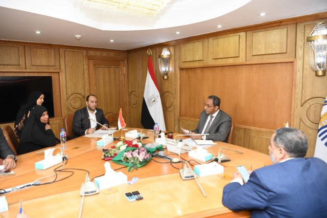 محافظ قنا يبحث عددا من شكاوى المواطنين
