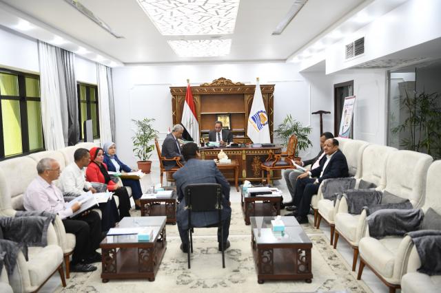 محافظ قنا يترأس لجنة اختيار المتقدمين لشغل الوظائف