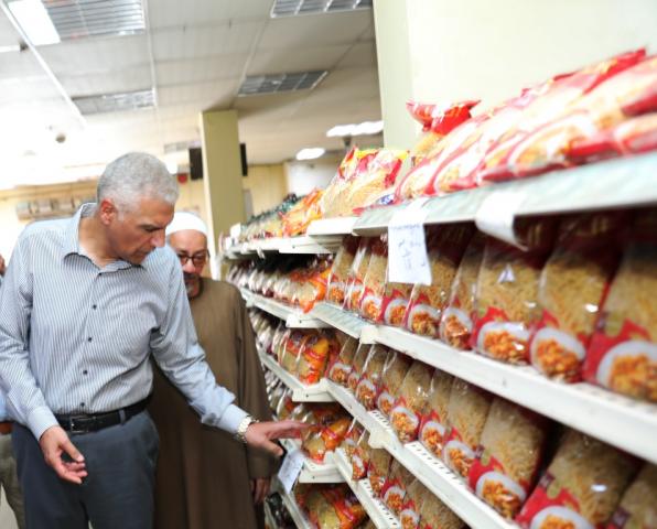 جولة محافظ أسوان