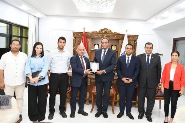محافظ قنا يستقبل وفد من مؤسستي إنرووت و ساعد
