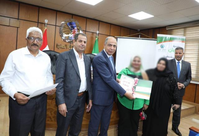 محافظ المنيا يسلم مساعدات مالية لخمس عرائس