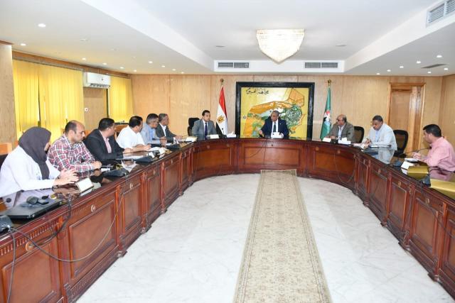 اجتماع محافظ الفيوم مع رؤساء المدن