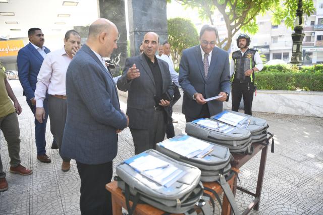 تسليم المساعدات