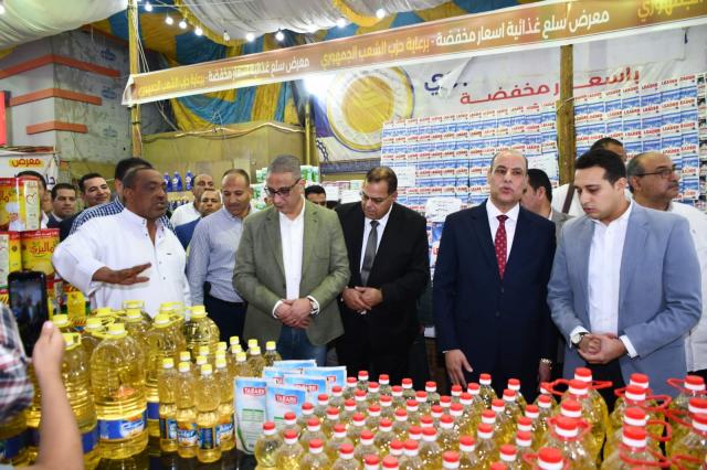 محافظ الفيوم يفتتح معرض "حزب الشعب الجمهوري"