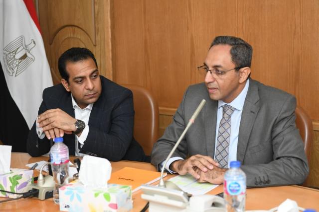 محافظ قنا يبحث مقترح تطوير الهوية البصرية