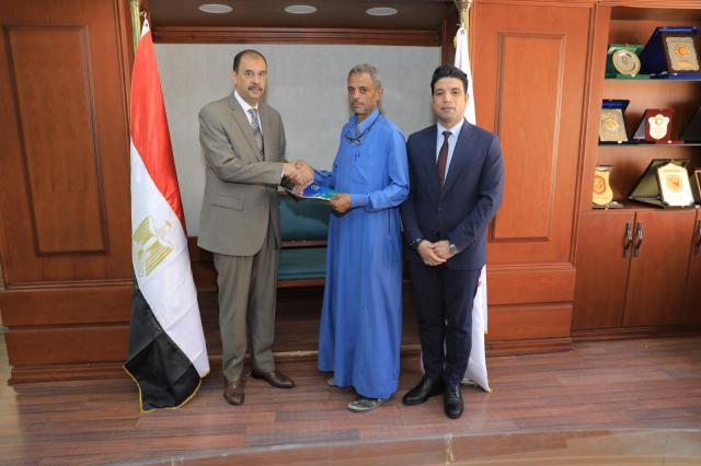 محافظ سوهاج يسلم العقود