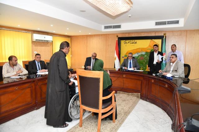 محافظ الفيوم يستمع لمشاكل المواطنين