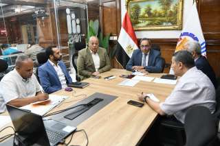 من خلال الفيديو كونفرانس.. محافظ...