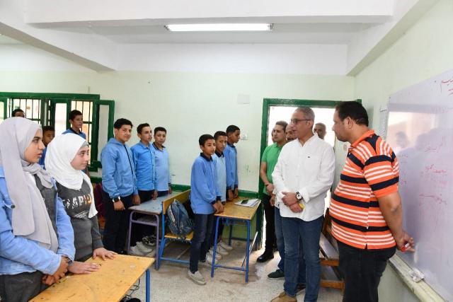 جولة مفاجئة لمحافظ الفيوم بمدرسة أبوصير
