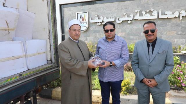 نائب محافظ بني سويف يستلم لحوم الأضاحي