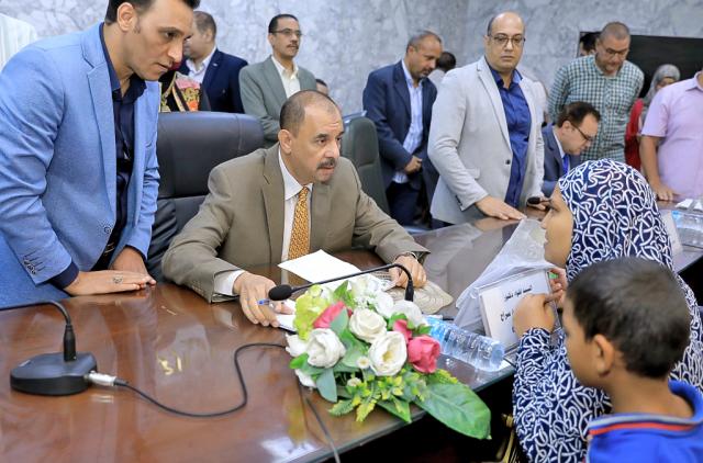 محافظ سوهاج يستمع لمشاكل الجماهير