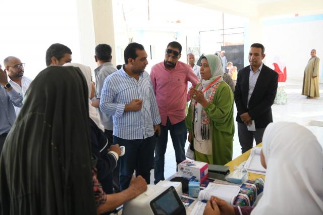 نائب محافظ قنا يتفقد أنشطة مبادرة بداية جديدة