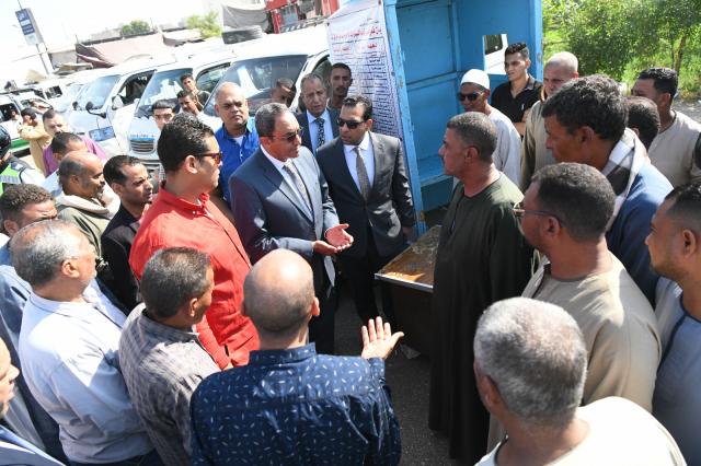  محافظ قنا يتفقد مجمع مواقف الأجرة 