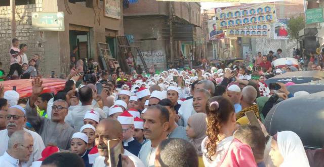مسيرة تطوف شوارع القرية