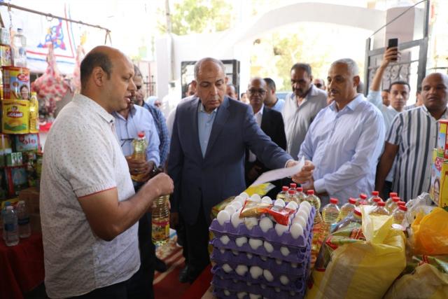محافظ المنيا يفتتح المعرض الدائم لبيع السلع