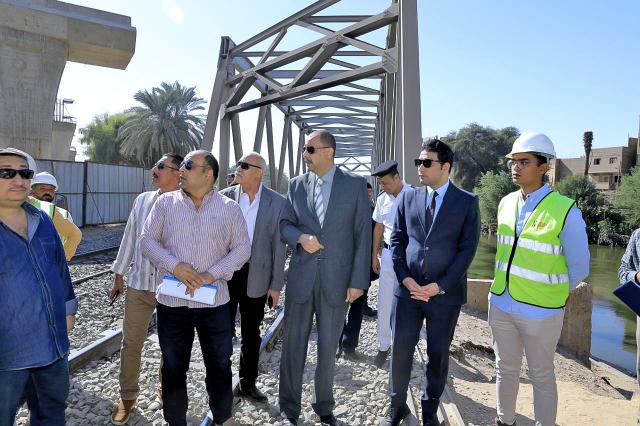 محافظ سوهاج يتفقد أعمال إنشاء كوبري